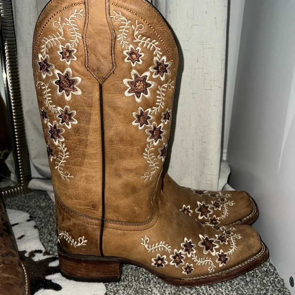 Women’s Embroidered Tan Western Boots - Stylish Floral Detailing